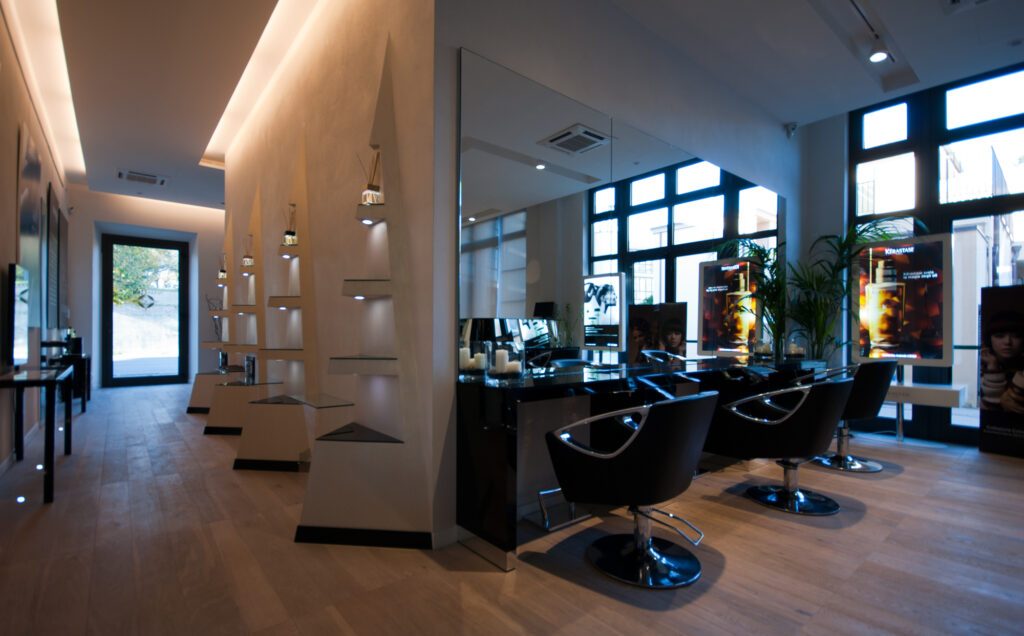 Nam Lov è il salone di parrucchieri a Lucca che offre servizi di taglio, colore, styling e trattamenti per capelli di qualità e personalizzati. Nel nostro salone troverai un ambiente accogliente e professionale, dove potrai rilassarti e affidarti alle mani esperte dei nostri parrucchieri. Siamo sempre aggiornati sulle ultime tendenze e tecniche di acconciatura, per garantirti un look che esalti la tua personalità e il tuo stile. Prenota ora la tua visita e scopri tutti i vantaggi di scegliere Nam Lov, il salone di parrucchieri a Lucca che ti fa sentire bella e sicura di te.