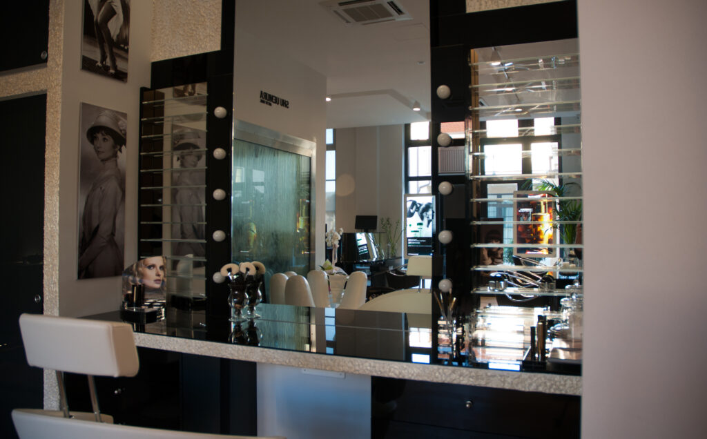 Nam Lov è il salone di parrucchieri a Lucca che offre servizi di taglio, colore, styling e trattamenti per capelli di qualità e personalizzati. Nel nostro salone troverai un ambiente accogliente e professionale, dove potrai rilassarti e affidarti alle mani esperte dei nostri parrucchieri. Siamo sempre aggiornati sulle ultime tendenze e tecniche di acconciatura, per garantirti un look che esalti la tua personalità e il tuo stile. Prenota ora la tua visita e scopri tutti i vantaggi di scegliere Nam Lov, il salone di parrucchieri a Lucca che ti fa sentire bella e sicura di te.