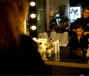 Nam Lov è il salone di parrucchieri a Lucca che offre servizi di taglio, colore, styling e trattamenti per capelli di qualità e personalizzati. Nel nostro salone troverai un ambiente accogliente e professionale, dove potrai rilassarti e affidarti alle mani esperte dei nostri parrucchieri. Siamo sempre aggiornati sulle ultime tendenze e tecniche di acconciatura, per garantirti un look che esalti la tua personalità e il tuo stile. Prenota ora la tua visita e scopri tutti i vantaggi di scegliere Nam Lov, il salone di parrucchieri a Lucca che ti fa sentire bella e sicura di te.