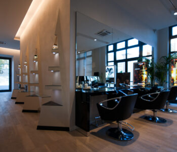 Nam Lov è il salone di parrucchieri a Lucca che offre servizi di taglio, colore, styling e trattamenti per capelli di qualità e personalizzati. Nel nostro salone troverai un ambiente accogliente e professionale, dove potrai rilassarti e affidarti alle mani esperte dei nostri parrucchieri. Siamo sempre aggiornati sulle ultime tendenze e tecniche di acconciatura, per garantirti un look che esalti la tua personalità e il tuo stile. Prenota ora la tua visita e scopri tutti i vantaggi di scegliere Nam Lov, il salone di parrucchieri a Lucca che ti fa sentire bella e sicura di te.
