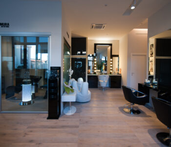Nam Lov è il salone di parrucchieri a Lucca che offre servizi di taglio, colore, styling e trattamenti per capelli di qualità e personalizzati. Nel nostro salone troverai un ambiente accogliente e professionale, dove potrai rilassarti e affidarti alle mani esperte dei nostri parrucchieri. Siamo sempre aggiornati sulle ultime tendenze e tecniche di acconciatura, per garantirti un look che esalti la tua personalità e il tuo stile. Prenota ora la tua visita e scopri tutti i vantaggi di scegliere Nam Lov, il salone di parrucchieri a Lucca che ti fa sentire bella e sicura di te.